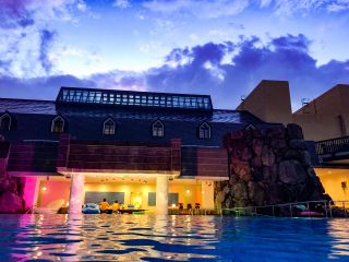夕暮れ時のマジックアワーをナイトプールで