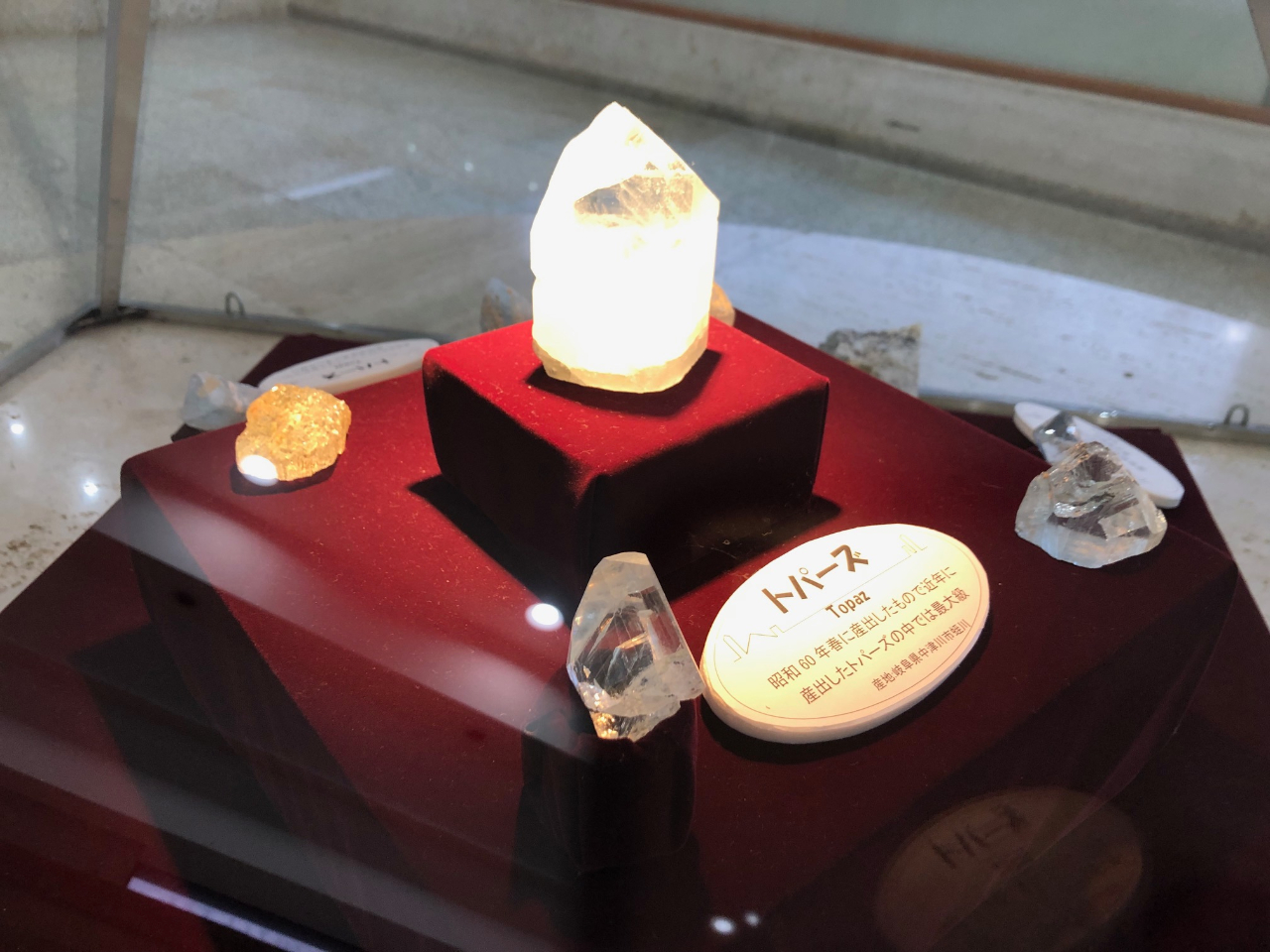 z̔قɂ͒nÐsg̐΂̑A̍z΂WĂ܂B