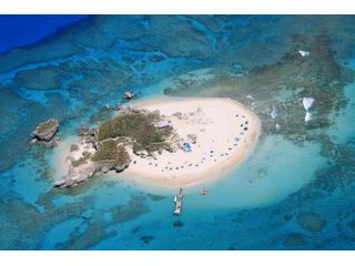 砂浜に囲まれた無人島での日帰りツアー♪