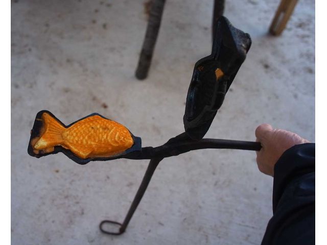 レトロな金型で焼きます