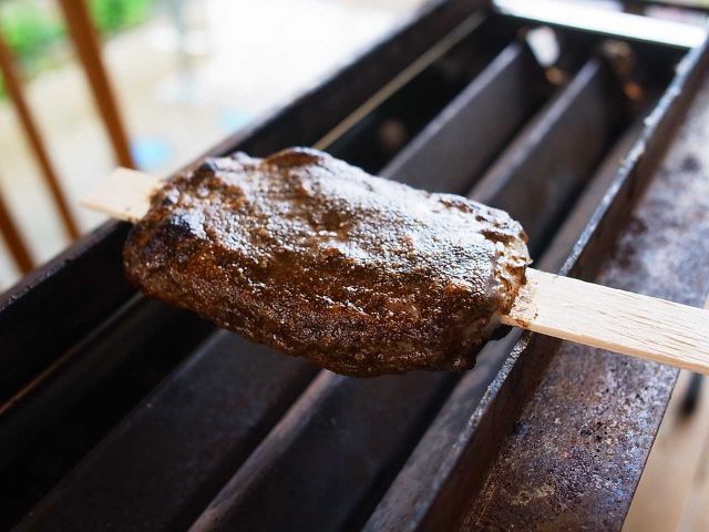 飛騨特産アブラエ(エゴマ)たれの香ばしい五平餅です
