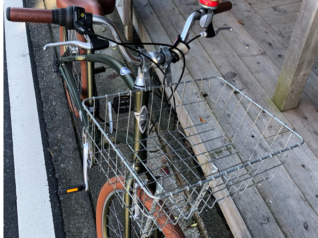 大型のバスケットでお荷物の持ち運びもOK