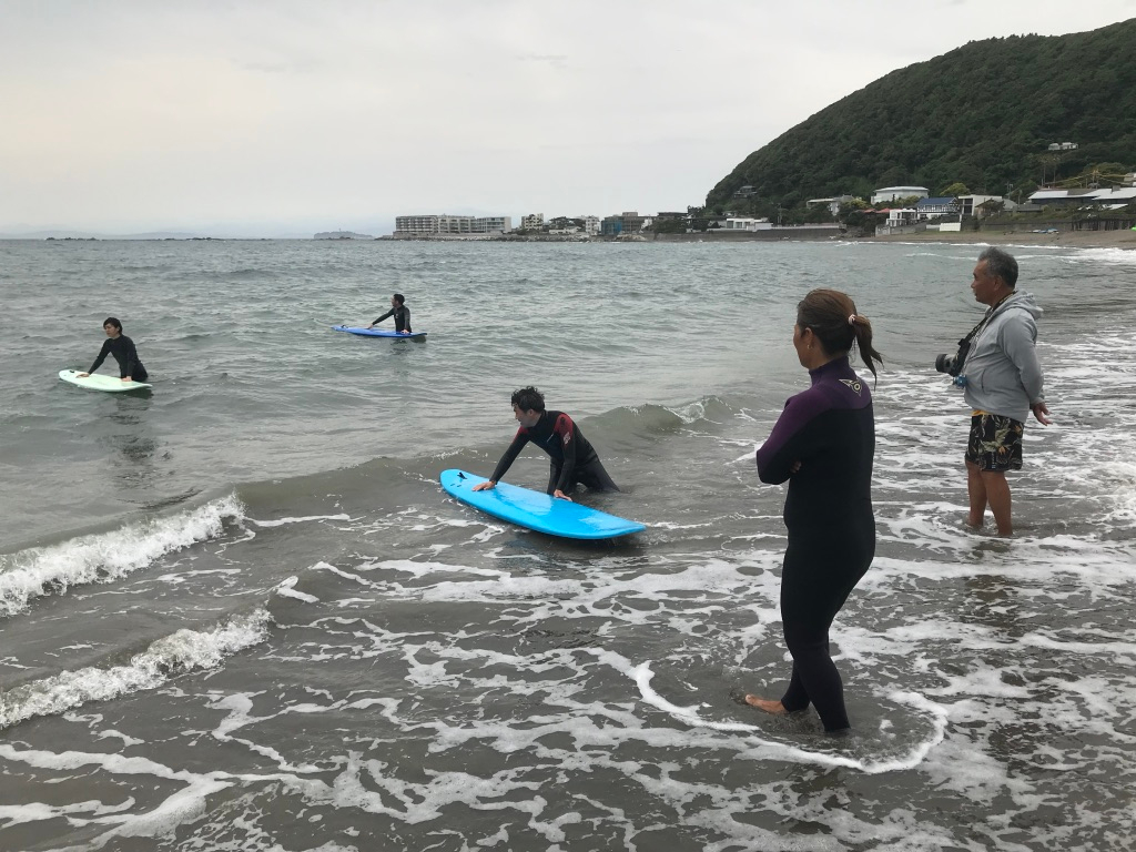 一色海岸御用邸前の最高のロケーションでサーフィンレッスン