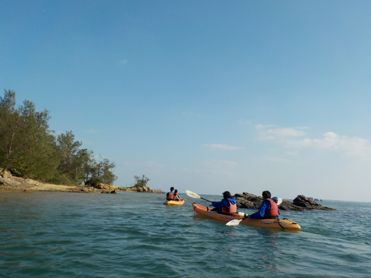 ツアー終盤、海に漕ぎ出します。目前に広がる景観の開放感サイコーです。