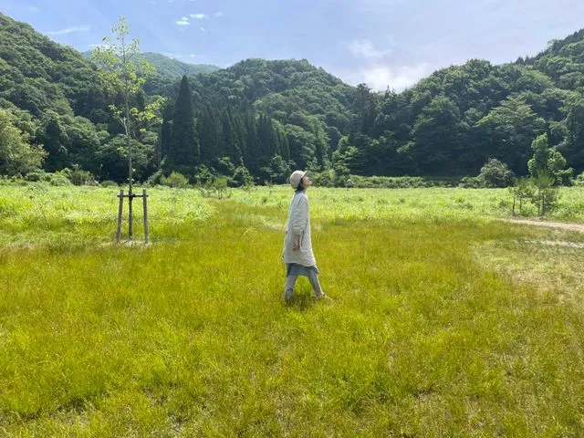 山々に囲まれた奥伊吹の広い草原を裸足になって踏みしめる「アーシング」で全身をリフレッシュ♪