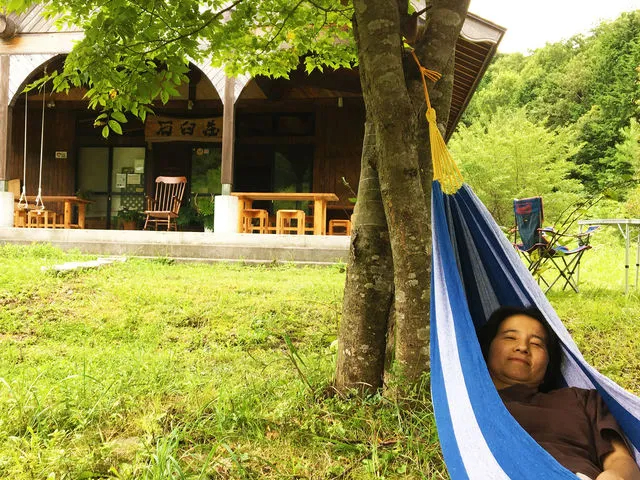フリータイムには、マイナスイオン&フィトンチッドに包まれた広い草原や林の散策をしたり、ハンモックやブランコに乗ってリラックスしたり、健康に関する蔵書を読んだり。