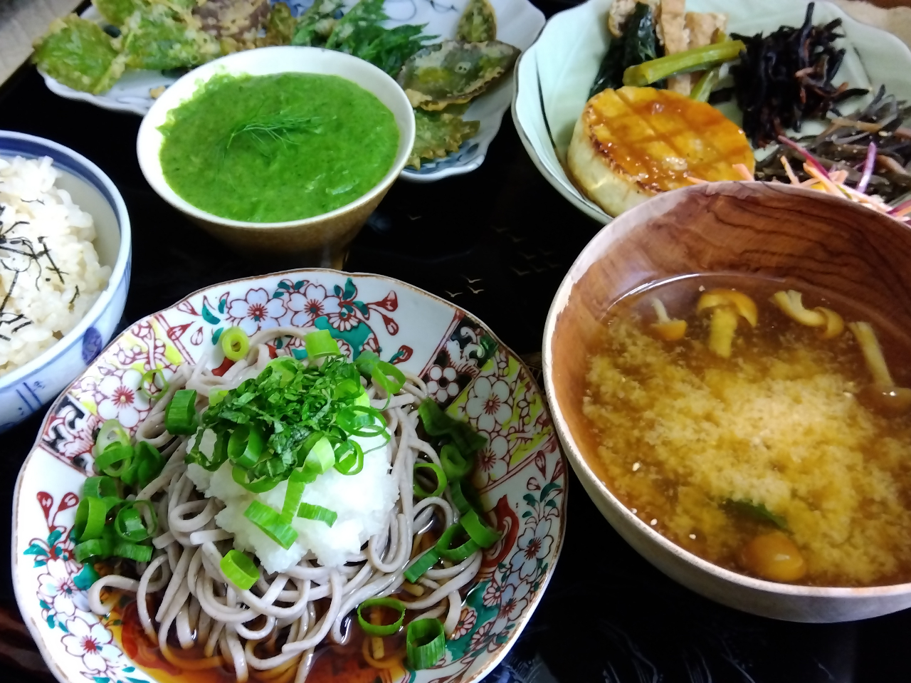 食養生ランチコースの一例(内容は季節等により変わります)。写真のほか、ドリンク・スイーツが付きます。すべてヴィーガン・グルテンフリー・無農薬無添加・砂糖不使用。