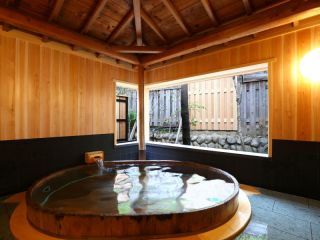 貸切風呂「木もれ日の湯」大きな樽の湯船でゆったりおくつろぎください。