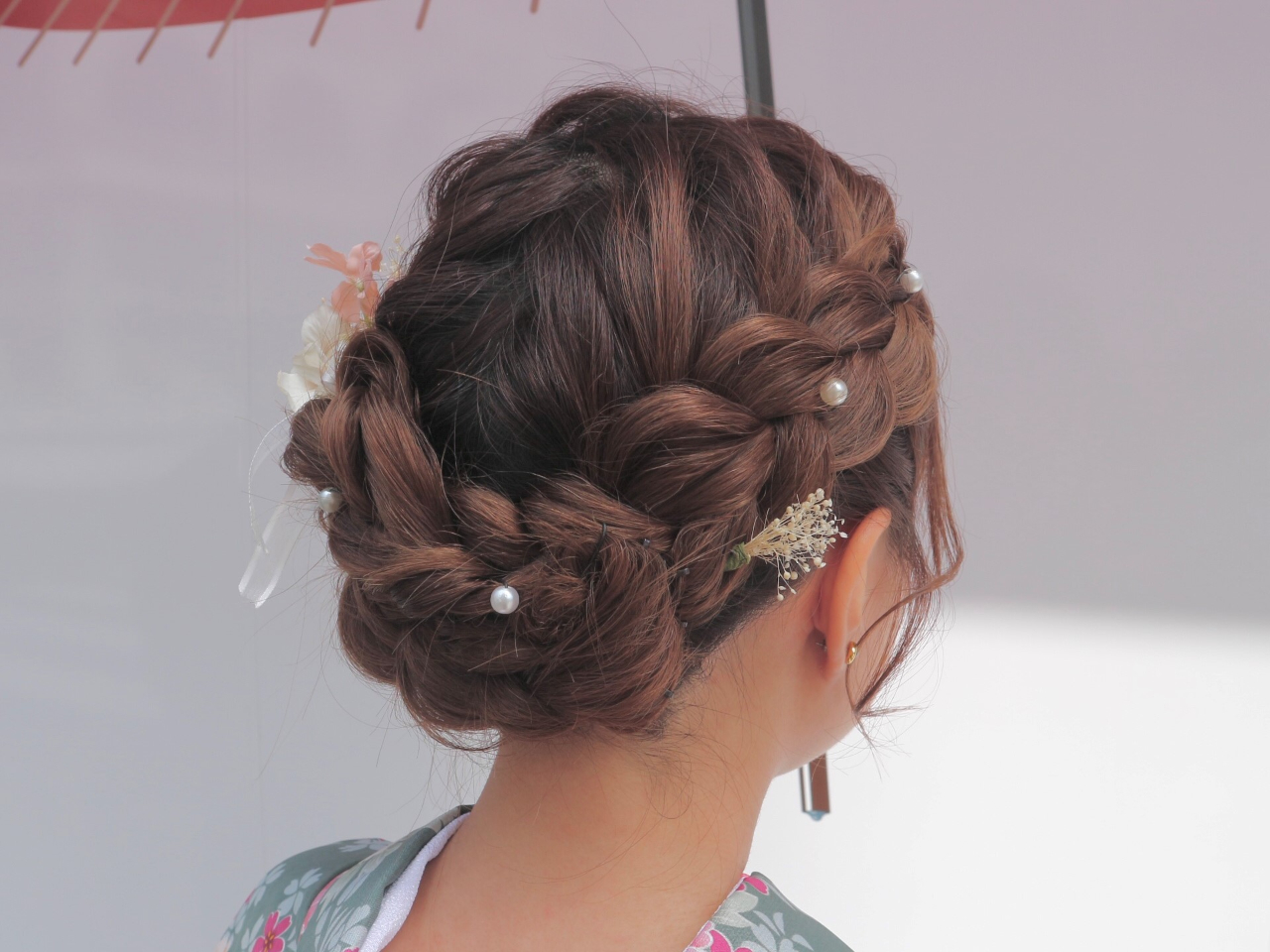 人気のアップスタイルは、編み込みをたくさん使ったスタイル。パールやかすみ草も追加料金無料で付けていただけます。