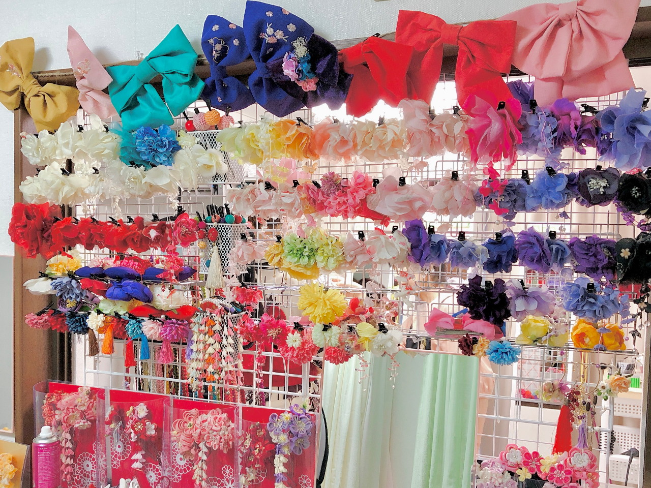 髪飾りは付け放題!そのためたくさんご用意しています。かすみ草やビジュー系の髪飾りもあります。