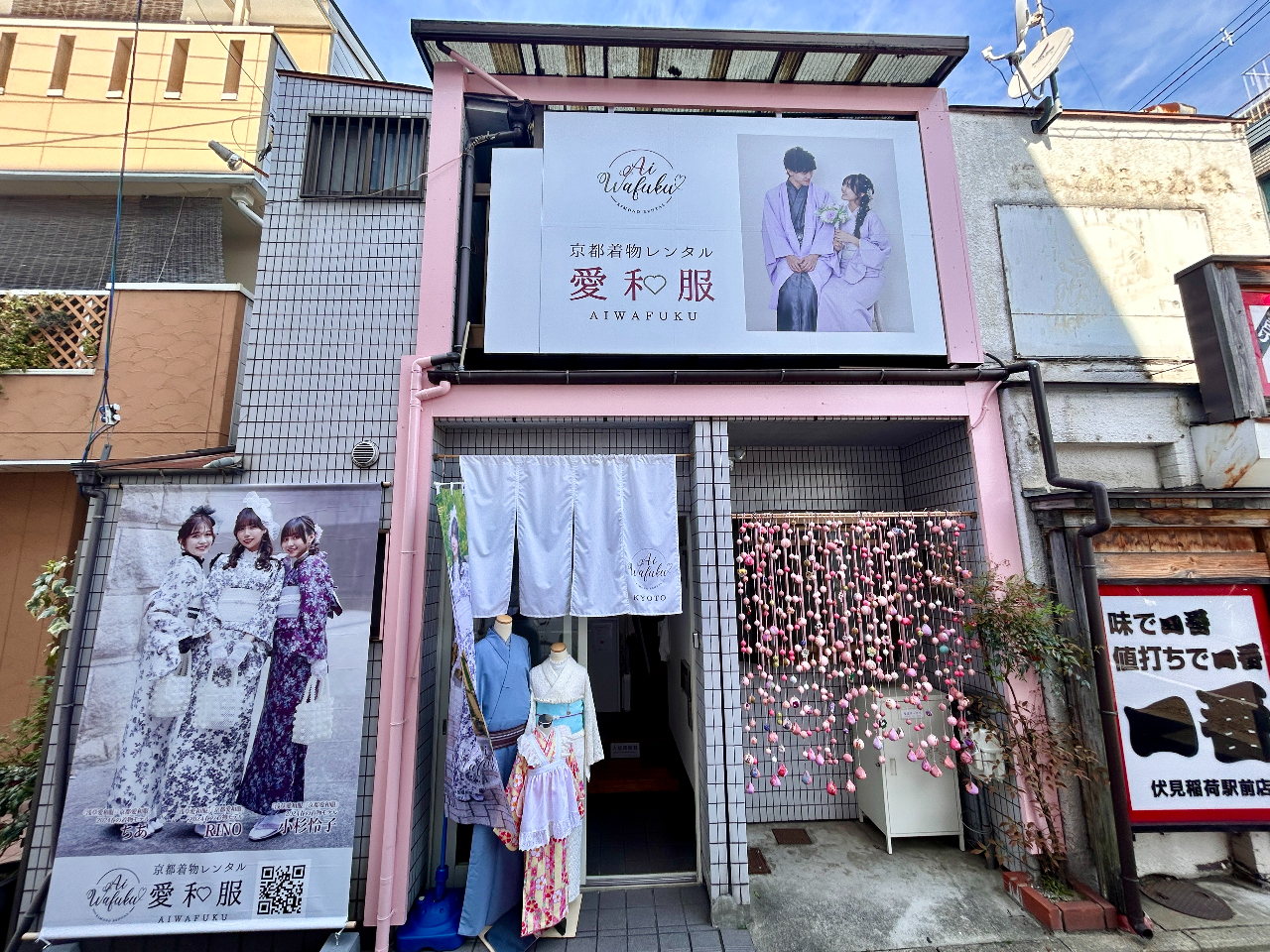 駅から近すぎてごめんなさい!白いタイルとお人形が目印です♪