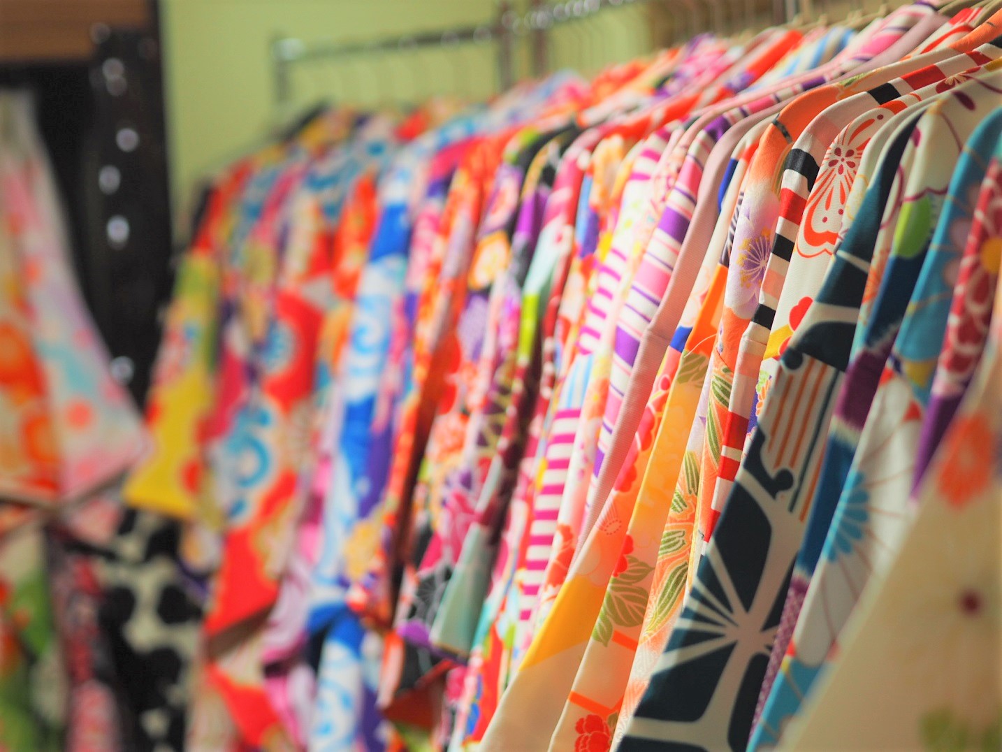 女性はカラフルな着物がたくさん!