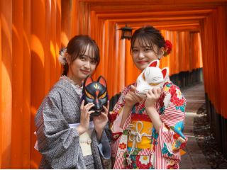 お友達と千本鳥居で素敵な写真を撮りませんか?きつねのお面も伏見稲荷らしが出るのでおすすめです。