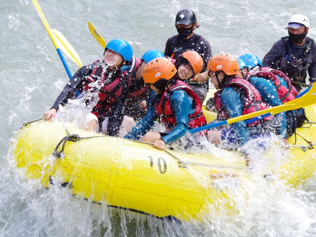 小学生一人4,500円 家族でラフティング 思い出のツアー写真が無料♪ファミリー・女性・カップルおススメ:カヌーテラフティング