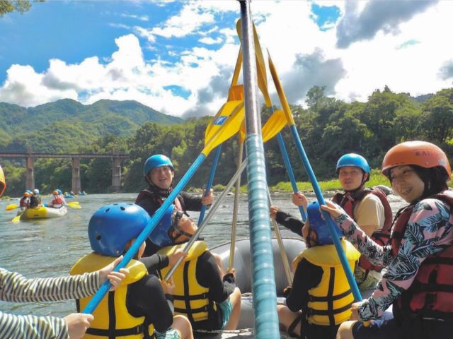 カヌーテラフティング:小学生一人4,500円 家族でラフティング 思い出のツアー写真が無料♪ファミリー・女性・カップルおススメ