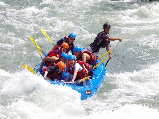 カヌーテラフティング:小学生一人4,500円 家族でラフティング 思い出のツアー写真が無料♪ファミリー・女性・カップルおススメ