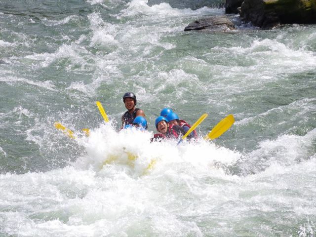 カヌーテラフティング:小学生一人4,500円 家族でラフティング 思い出のツアー写真が無料♪ファミリー・女性・カップルおススメ