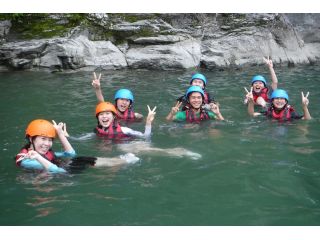 ラフティングはボートに乗ってるだけじゃない。緩やかな流れでプカプカ浮かんで水遊びも。