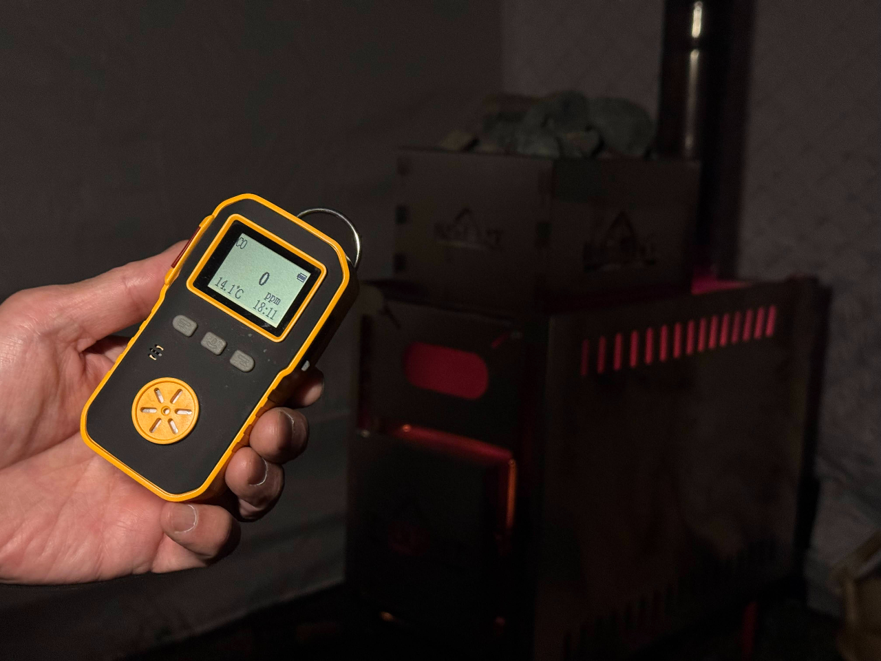 15�`20�����ƂɃX�^�b�t����_���Y�f�Z�x�𑪒肵�܂��B�������e���g�T�E�i���ɂ͈�_���Y�f�Z���T�[�Ɖ����x�v���ݒu����Ă��܂��B