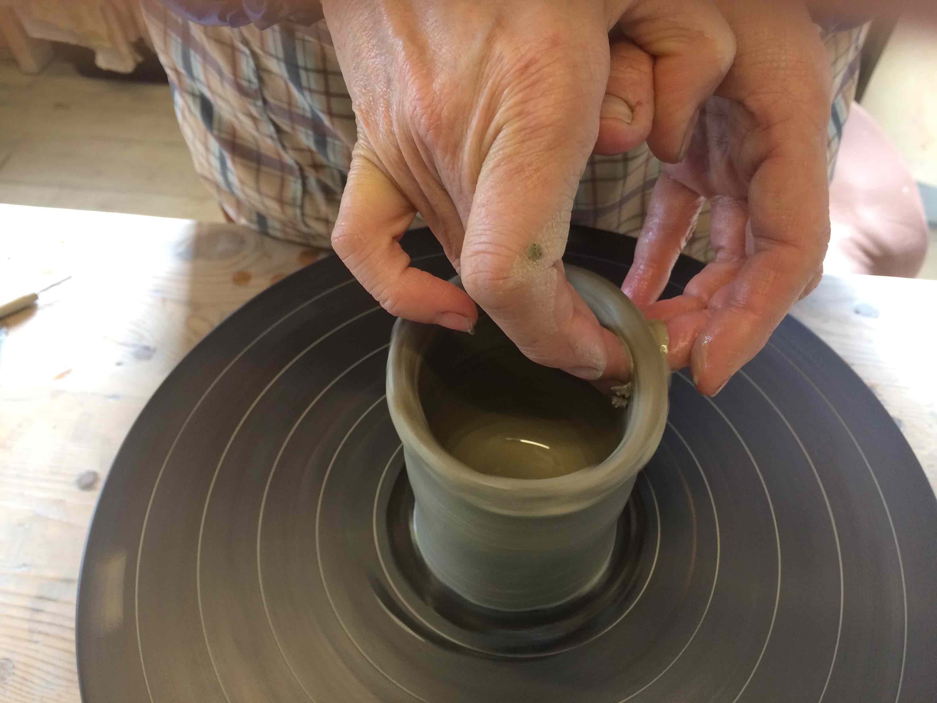 底から上に表面を滑らかに薄く仕上げていきます。