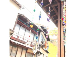 キラキラと光る虹の光に照らされて、癒されてみませんか。雰囲気のある色味の宮島ビーズを4粒加えてサンキャッチャーを組み立てます☆