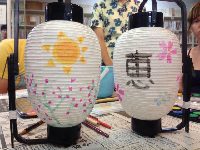 和歌山市駅より徒歩10分 和歌山城からも近くお気軽体験はいかが ちょうちん絵付け体験 ファミリーやカップルにもおススメ 滝 ちょうちん店 じゃらん遊び体験 和歌山市駅より徒歩10分 和歌山城からも近くお気軽体験はいかが ちょうちん絵付け体験 ファミリーやカップルにもおススメ 滝 ちょうちん店 じゃらん遊び体験