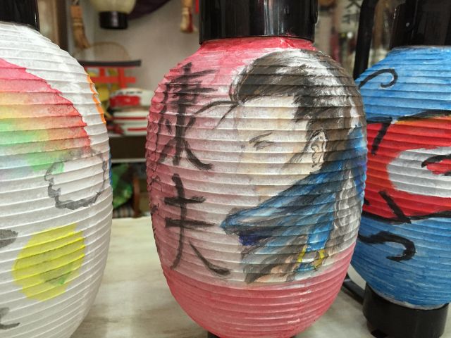 和歌山市駅より徒歩10分 和歌山城からも近くお気軽体験はいかが ちょうちん絵付け体験 ファミリーやカップルにもおススメ 滝 ちょうちん店 じゃらん遊び体験 和歌山市駅より徒歩10分 和歌山城からも近くお気軽体験はいかが ちょうちん絵付け体験 ファミリーやカップルにもおススメ 滝 ちょうちん店 じゃらん遊び体験