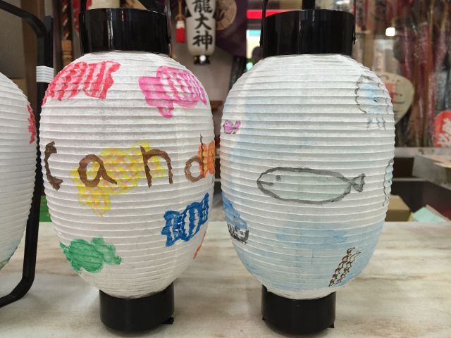 和歌山市駅より徒歩10分 和歌山城からも近くお気軽体験はいかが ちょうちん絵付け体験 ファミリーやカップルにもおススメ 滝 ちょうちん店 じゃらん遊び体験 和歌山市駅より徒歩10分 和歌山城からも近くお気軽体験はいかが ちょうちん絵付け体験 ファミリーやカップルにもおススメ 滝 ちょうちん店 じゃらん遊び体験