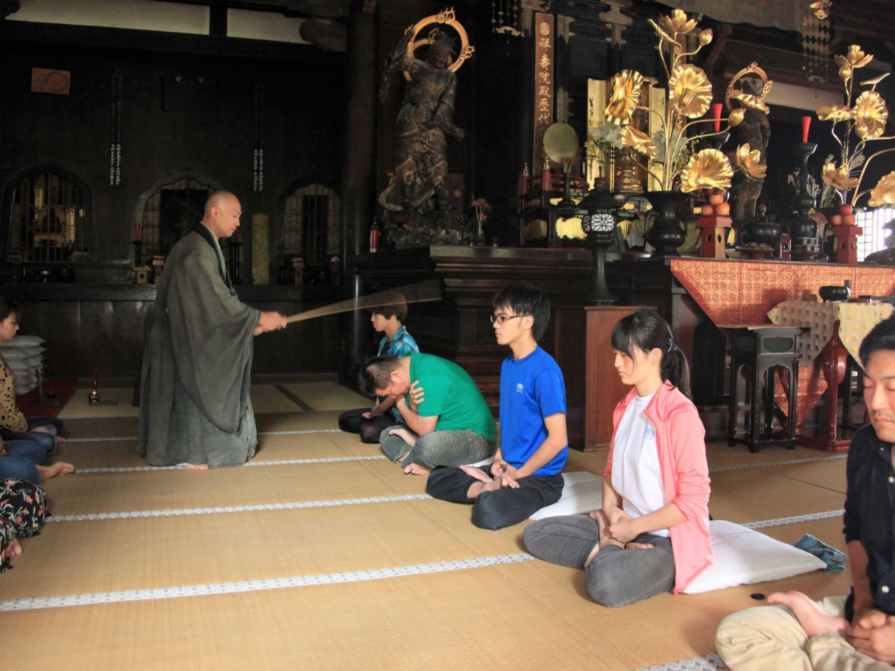 雑念妄想が沸いてきたら、警策を受けてこころを清らかに致します。男女お子さままで強弱をつけて気を引き締めて智慧の警策を受けて頂きます。