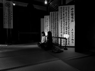 静寂な禅寺の本堂は登録有形文化財に指定される。心静かに座り、己と向き合います。足の組めない方はイスでも体験出来ます。呼吸を調えて心を落ち着かせ見つめなおす時間。