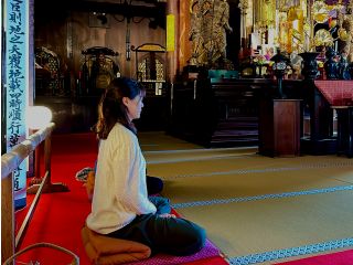 静寂な禅寺にてこころ清らかに静かに座ります。午後からの坐禅体験は直接お寺へご連絡いただければ可能な日も御座います。