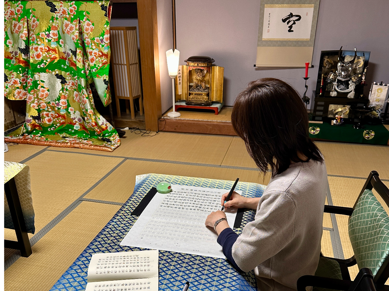 静寂な禅寺にて心を落ち着かせ願いを込めます。なぞり書きなのでどなたでも簡単に写経をすることが出来ます。道具はすべて用意しております。