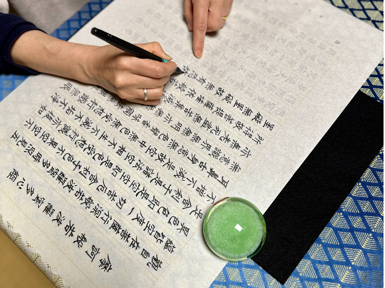 なぞり書きの写経用紙なので初めて方でも簡単に書き写すことが出来ます。筆ペンを用意しておりますので1時間から1時間30分程度で書き終えます。