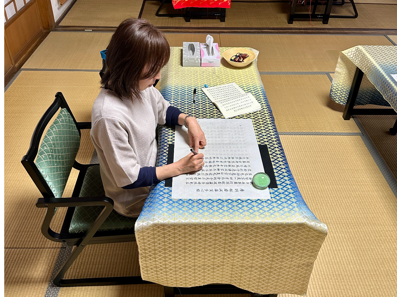 一字一字丁寧に心を込めて写経し、本堂にて祈願法要が行われます。先ずは一心にご自身の祈願を思い写経して頂きます。