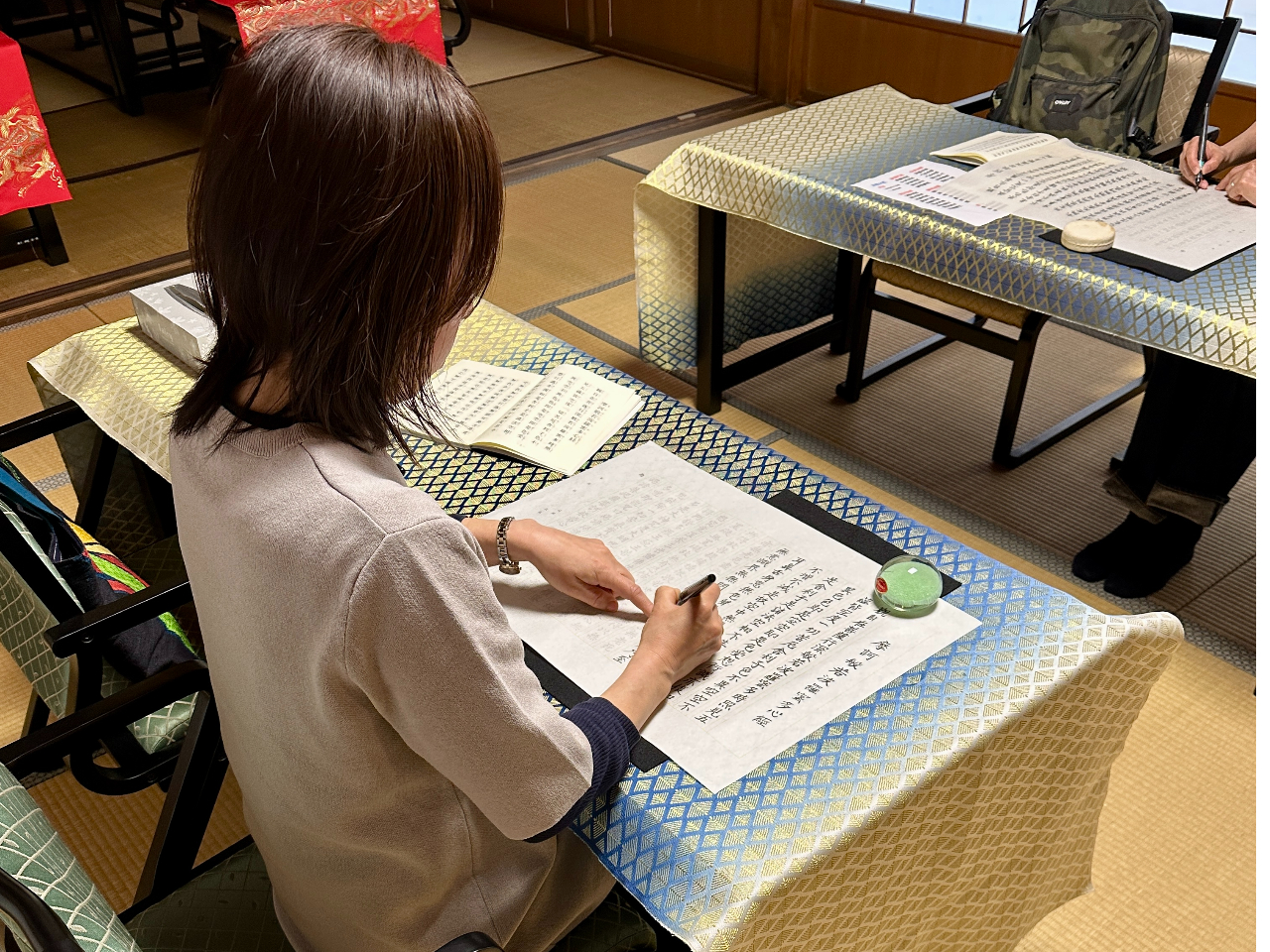 姿勢を正して心を込めて写経致します。気持ちを調えるために説明後に5分程度のイス座禅を致してから写経致します。