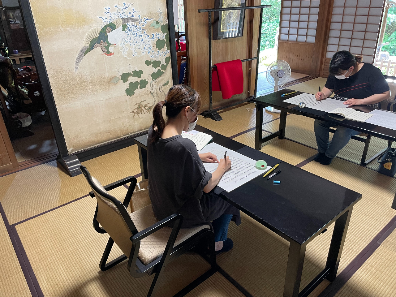 イスを用意しておりますので不安なく写経できます