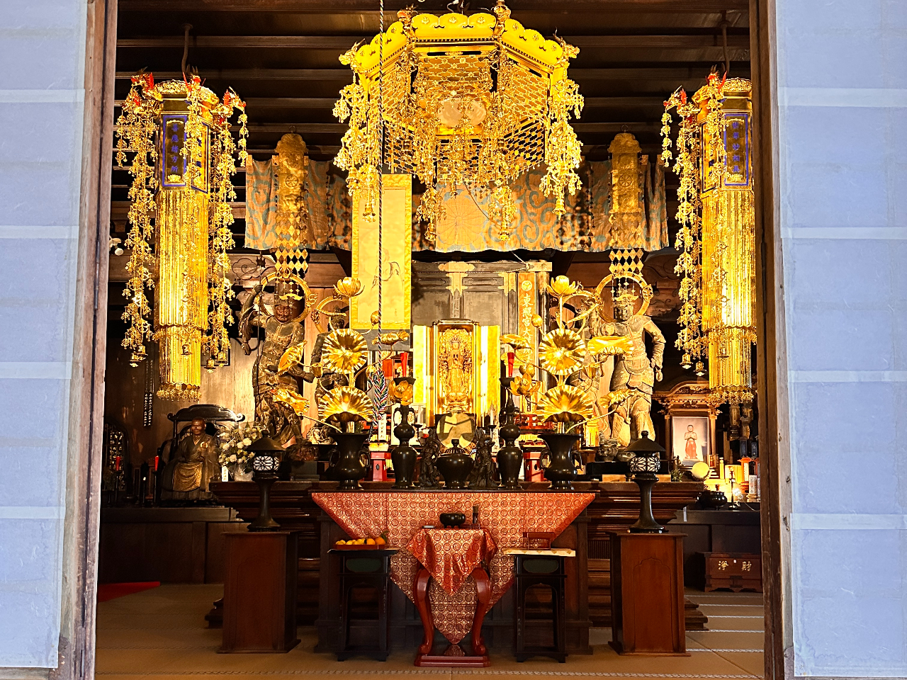 写経後にはお抹茶とお菓子を戴いて本堂内にて祈願法要を10分程度行います。書き終えた写経用紙は本堂屋根裏へ納め御本尊さまの上に奉納されます。