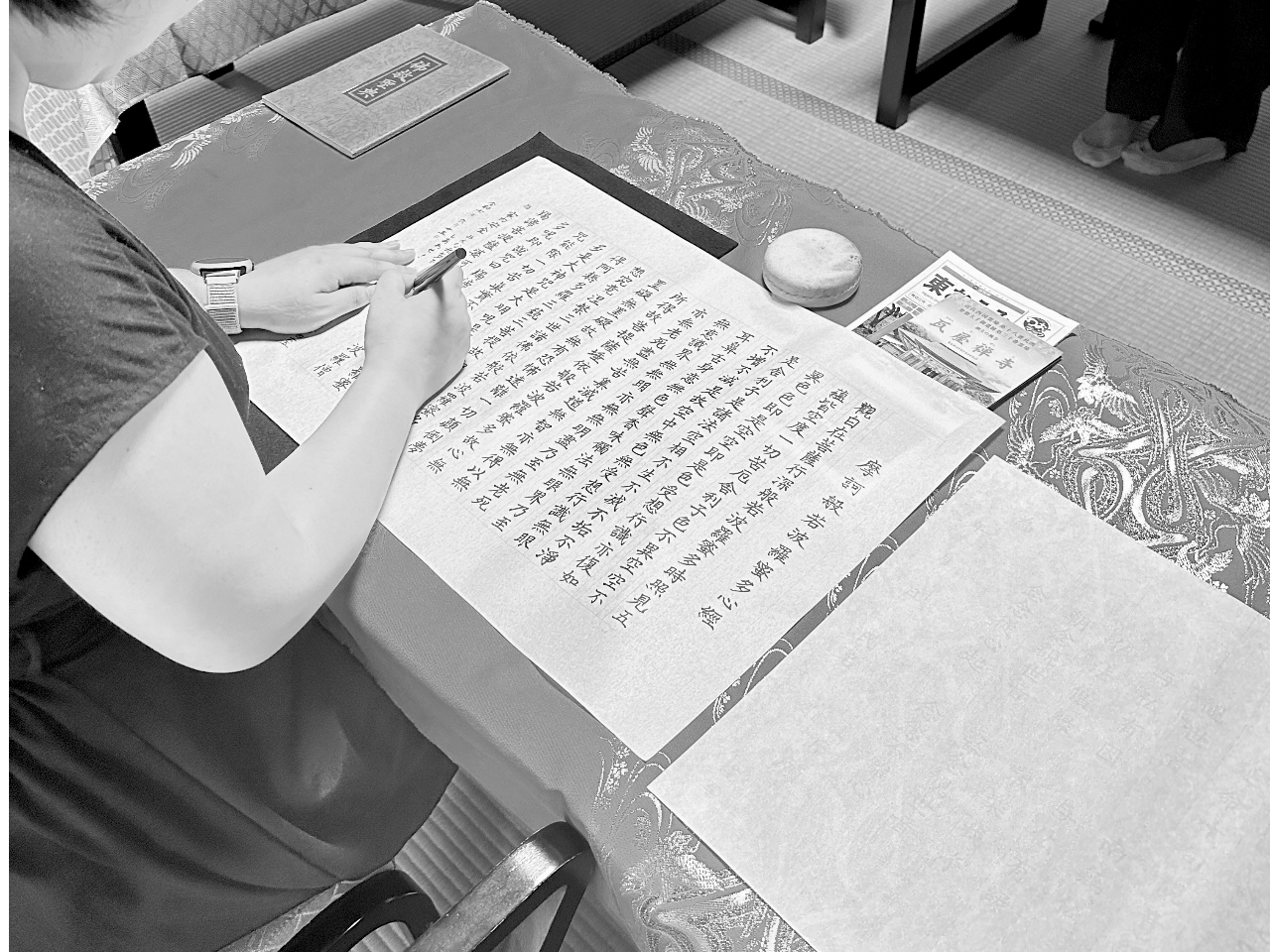 持ち物はお寺でお借り出来ます。写経や写仏は筆ペンを使用するので墨での汚れも心配いりません。普段使いの筆ペン等ありましたら持参下さい。