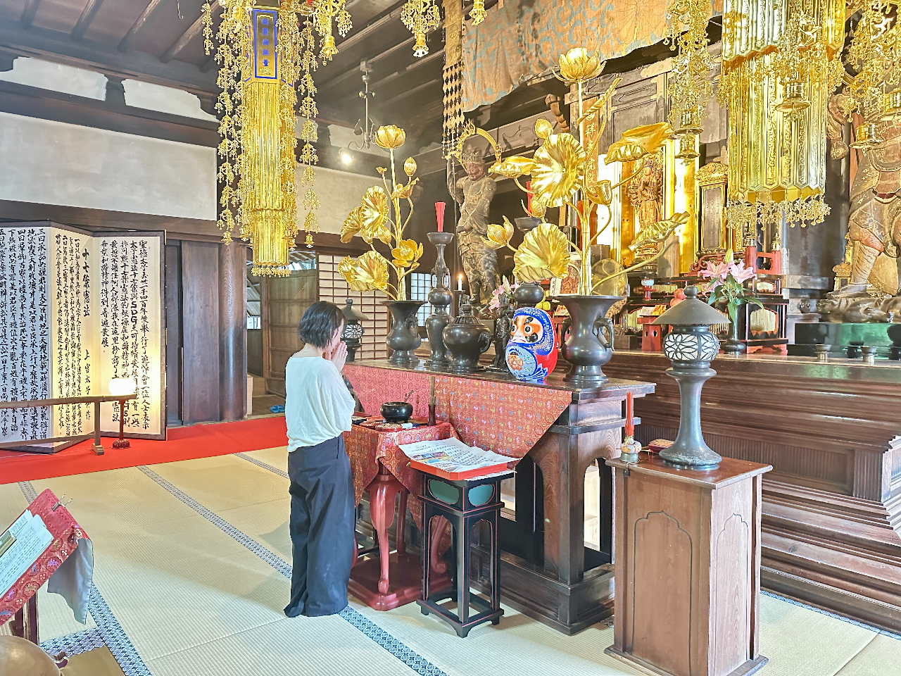 瓦屋禅寺本堂にて祈願法要を一緒に行い願いを御本尊さまへ託します。焼香後には魂を込めた御朱印を授与致します。