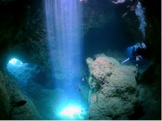 洞窟から降り注ぐ光に感動!