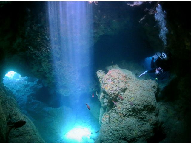 洞窟から降り注ぐ光に感動!