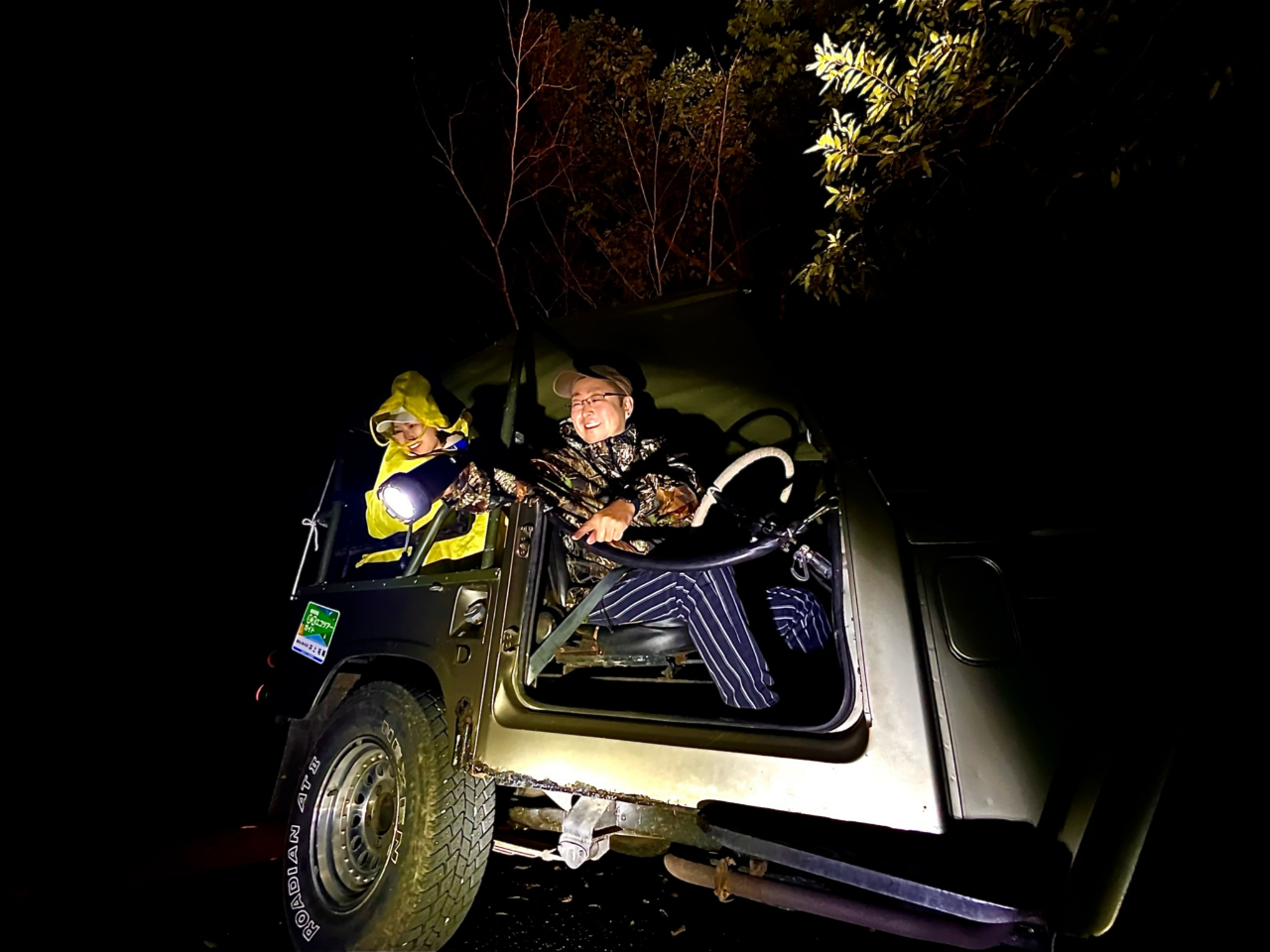 雨天時にはレインポンチョ貸出、ホロ(屋根)で雨天対応、雨天催行が可能です!