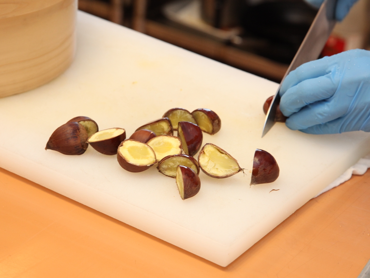 栗きんとんの餡作りは本当に大変!蒸かした栗を半分に切り中身を取り出します。※栗きんとん絞り体験では餡の状態から始めます。