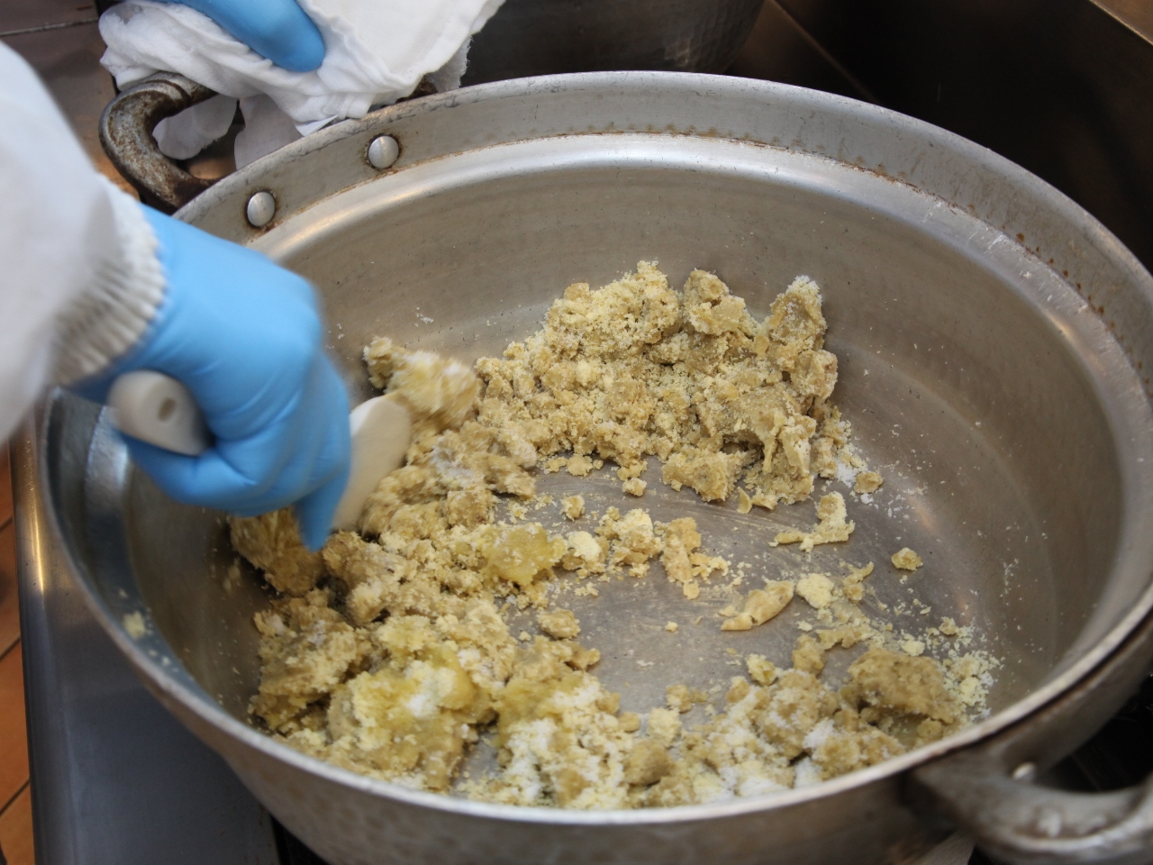 こした栗を焦げないように砂糖と練っていきます。 粒を残すかどうかはお好みです。※栗きんとん絞り体験では餡の状態から始めます。