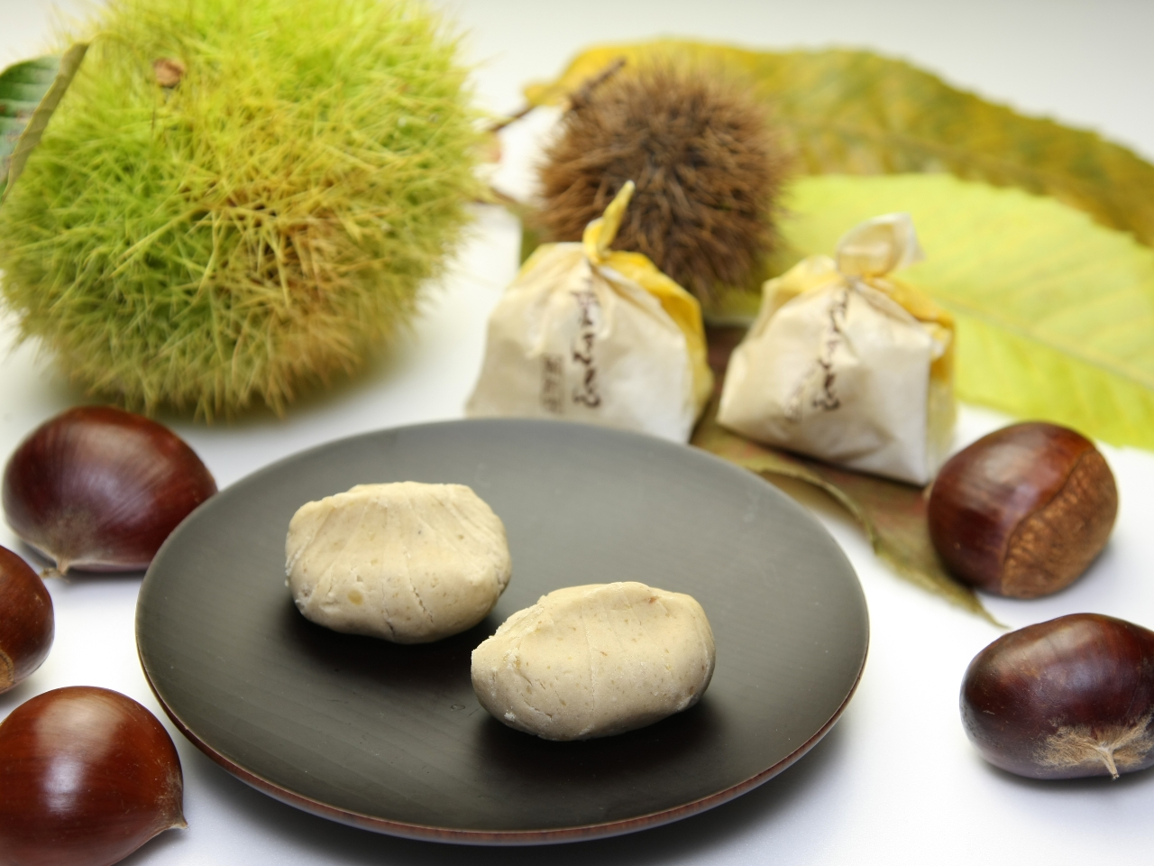 ���Ð씭�˂̌I����Ƃ�@�w�O�ɂ͋L�O�肪�����Ă��܂��B