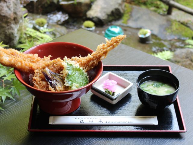 セットプラン「あなご天丼」、伊達政宗の兜と形が似ていて「政宗丼」とも呼ばれています
