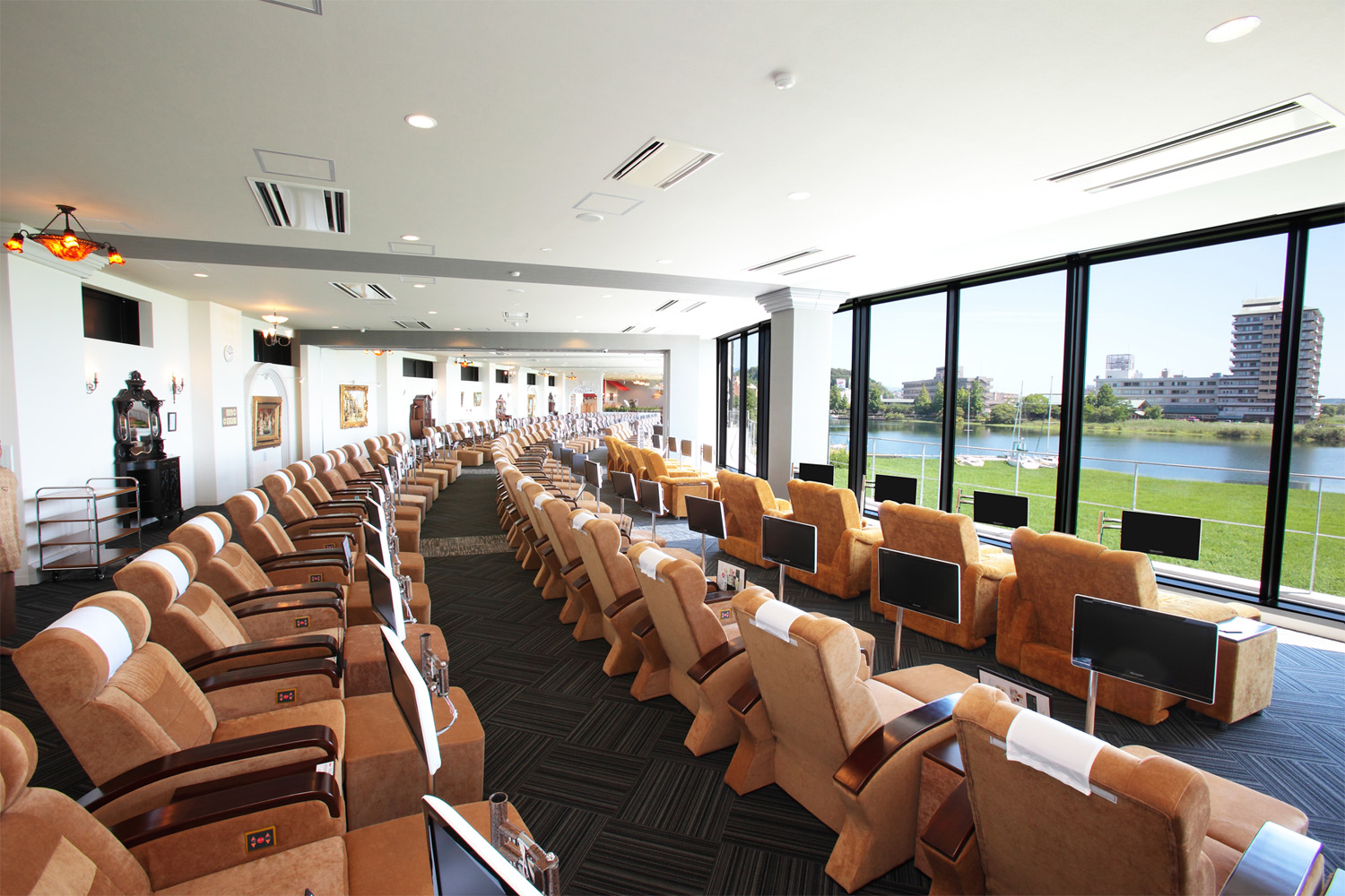 300䂠sutNCjO`FA͑SĂт΂Ă܂BiFy݂ȂAƂ났܂B