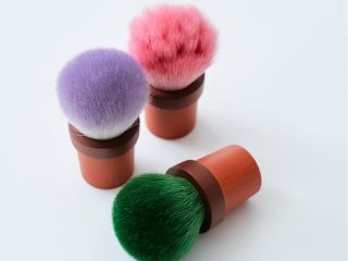 バラの形や丸形の可愛らしいパウダーブラシの手作りに挑戦してみましょう!