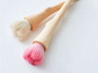 お花の形のパウダーブラシ。持ち手には間伐材を使用した、SDGs熊野筆です。