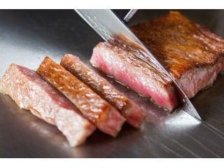 シェフが目の前で焼き上げます、仕上げのフランベで香り高い味わいに